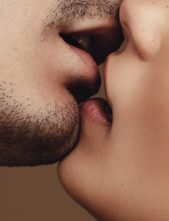 El beso tántrico es una manera de dar y sentir mayor placer y conexión con tu pareja.